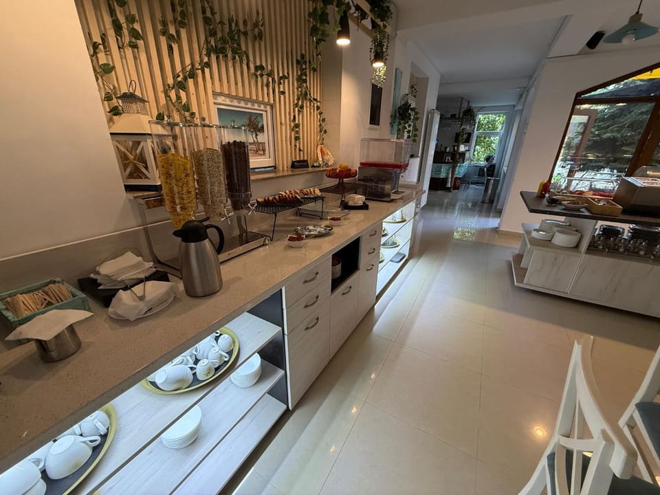 Restaurant/places to eat, Coffee/tea facilities, Food and drinks, Food, Breakfast, Buffet breakfast, toaster