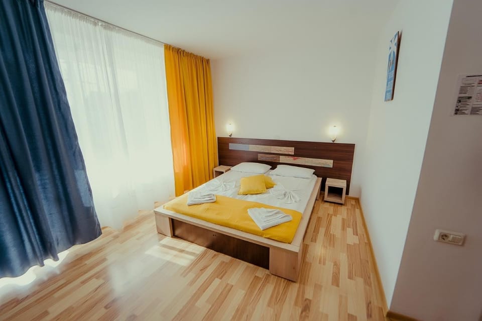 Bed, TV and multimedia, Photo of the whole room, Bedroom, City view, towels