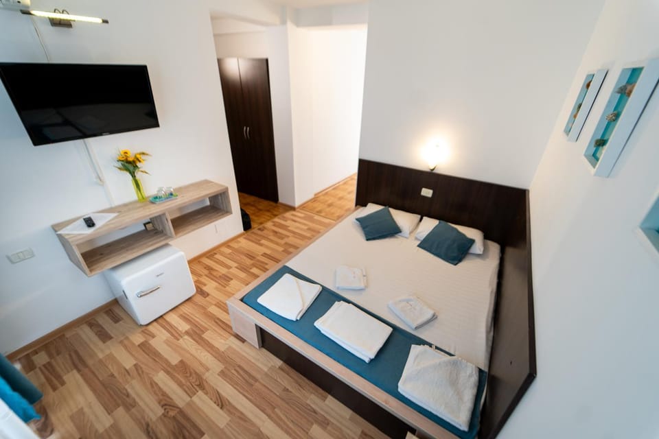 Bed, TV and multimedia, Photo of the whole room, Bedroom, hair dryier, minibar, towels, air conditioner