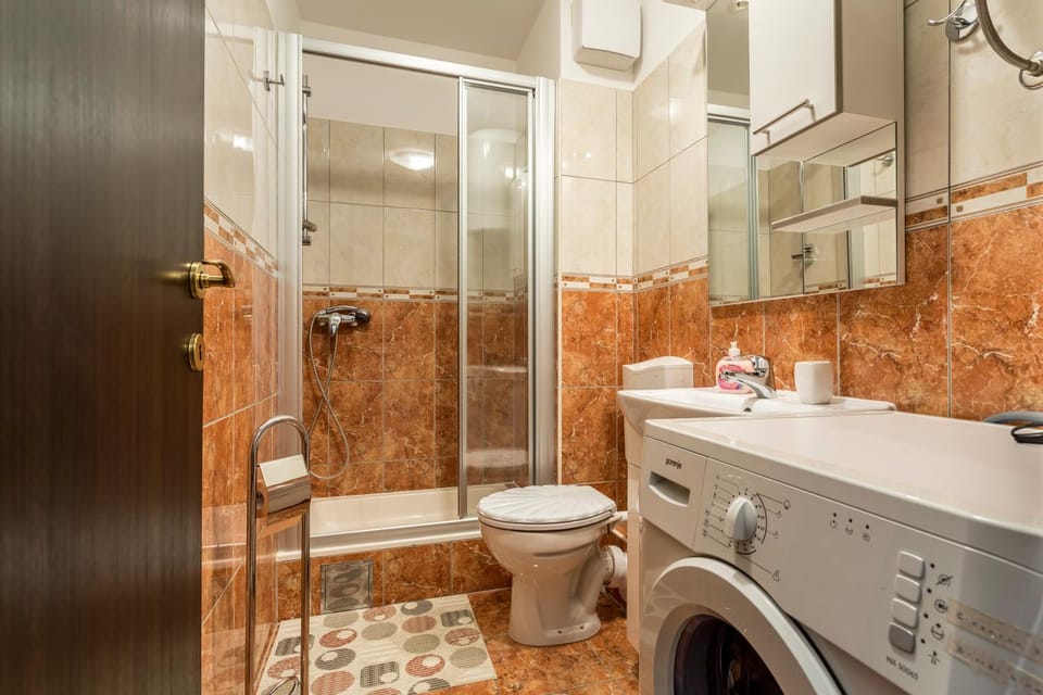 Shower, Toilet