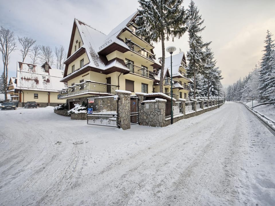 Property building, Facade/entrance, Neighbourhood, Natural landscape, View (from property/room), Floor plan