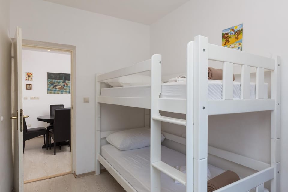 Bedroom, bunk bed