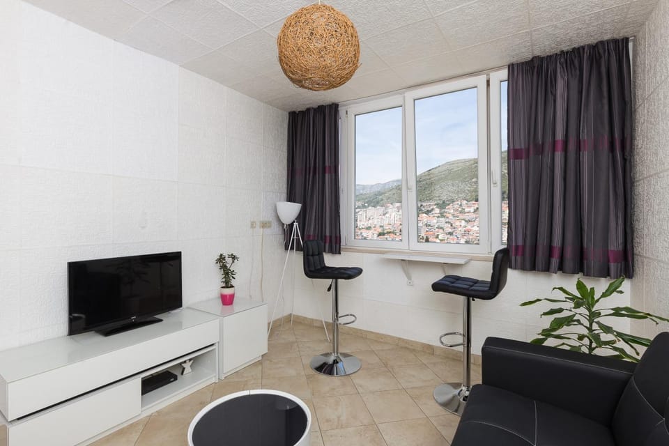 Communal lounge/ TV room, Sea view