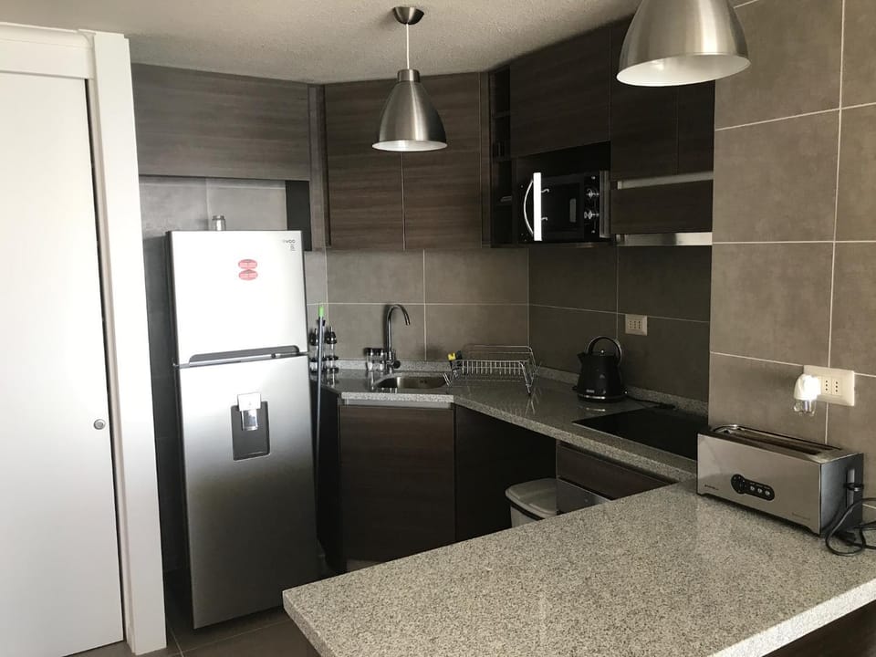 Coffee/tea facilities, Kitchen or kitchenette, Dining area, oven