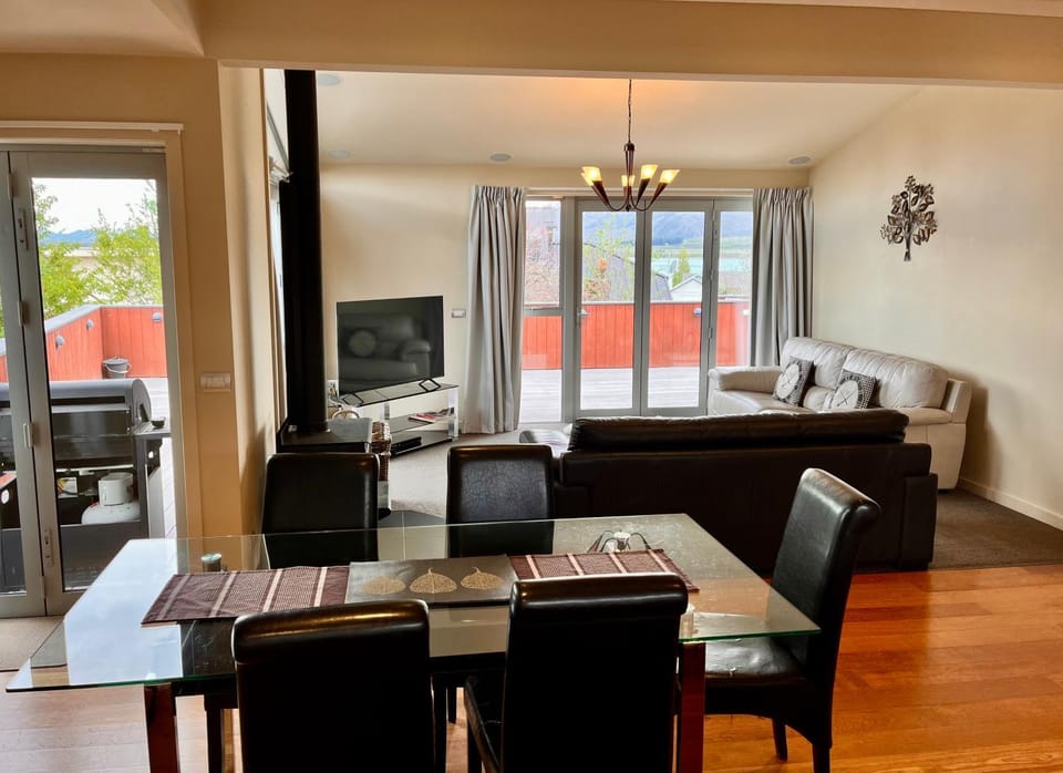Patio, TV and multimedia, Living room, Dining area, fireplace