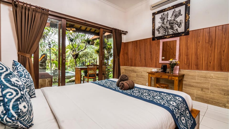 Bed, Garden, Photo of the whole room, Seating area, Bedroom