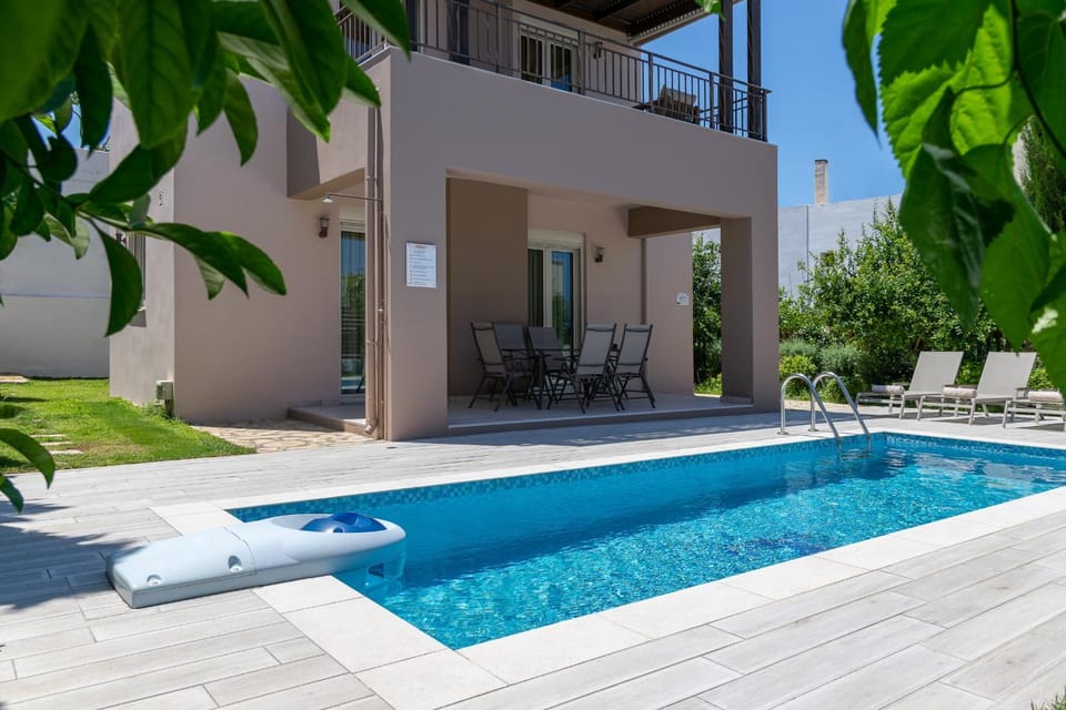 Patio, Swimming pool, sunbed