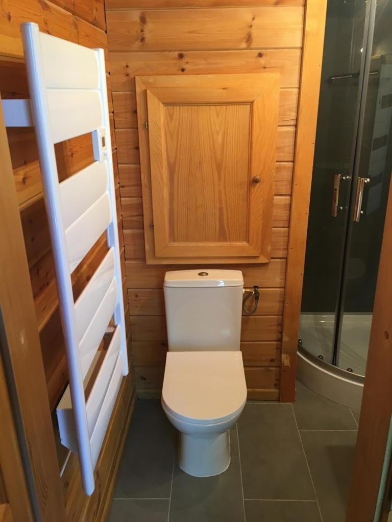 Shower, Toilet