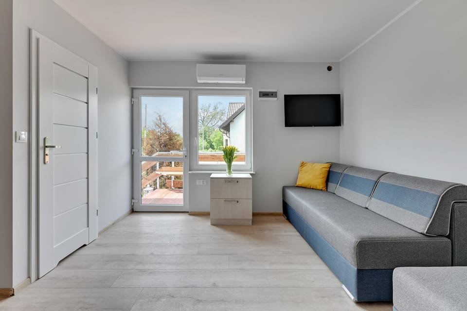 TV and multimedia, Seating area, air conditioner