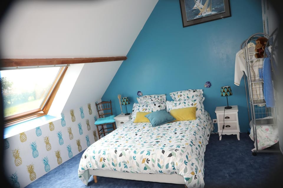 Photo of the whole room, Bedroom