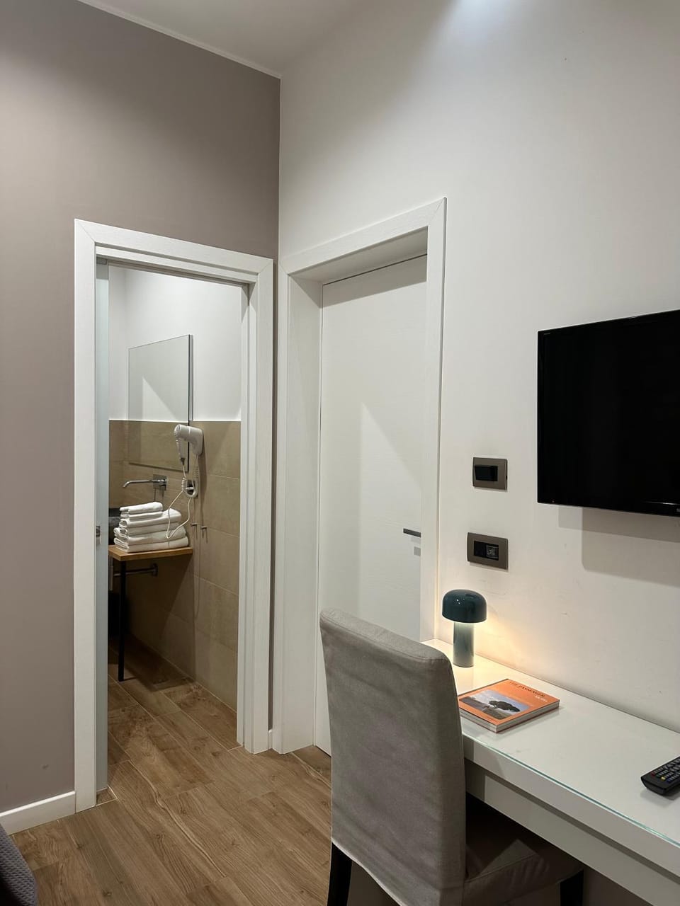 Bathroom, TV and multimedia, Photo of the whole room
