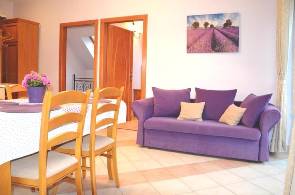 Apartamenty Dom na Wzgórzu Gardenia Bed and Breakfast in Lower Silesian Voivodeship