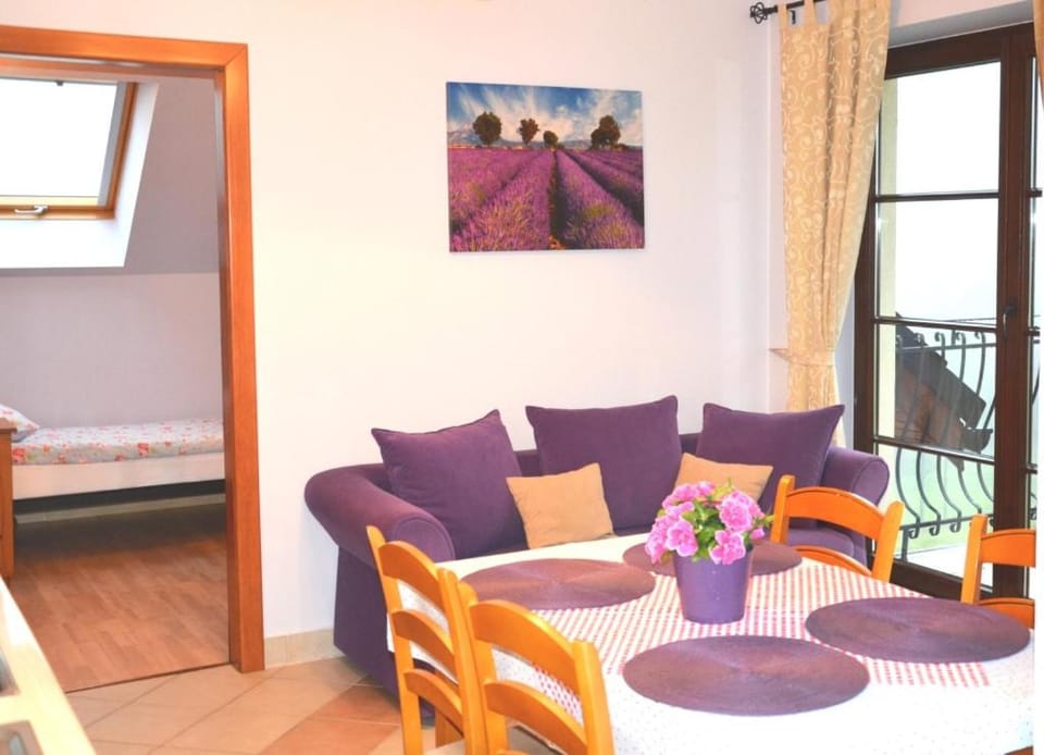 Apartamenty Dom na Wzgórzu Gardenia Bed and Breakfast in Lower Silesian Voivodeship