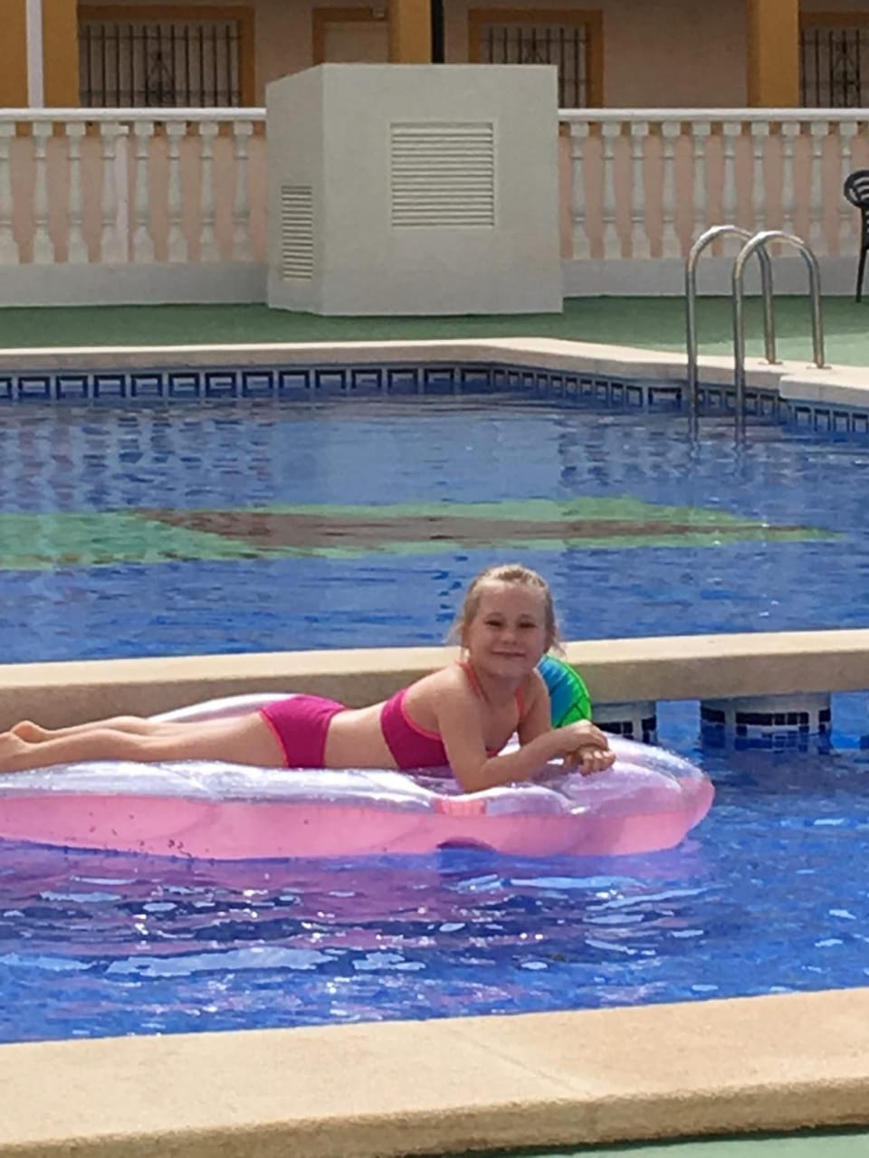 Guests, Swimming pool
