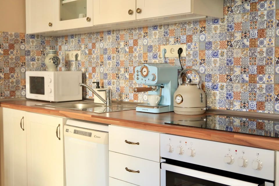 Coffee/tea facilities, Kitchen or kitchenette, stove