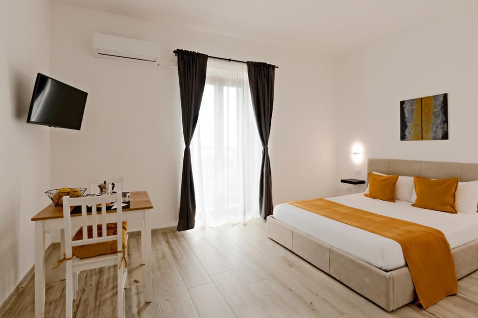 Bed, TV and multimedia, Photo of the whole room, Bedroom, air conditioner