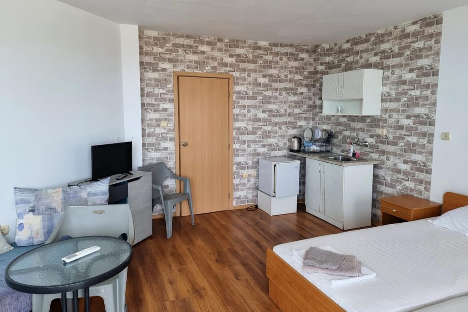 Bed, Seating area, Bedroom, minibar