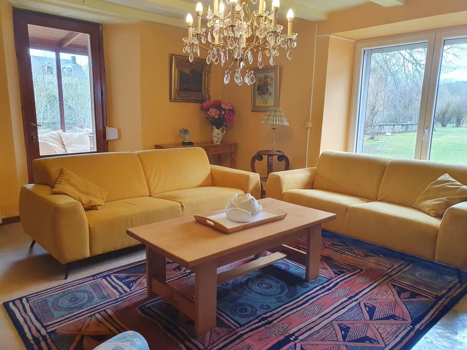 Sur la Rive Vierre House in Wallonia, Belgium