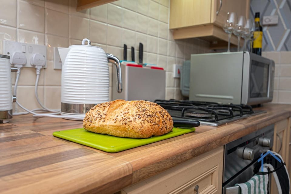 Kitchen or kitchenette, minibar, stove, toaster, kitchen