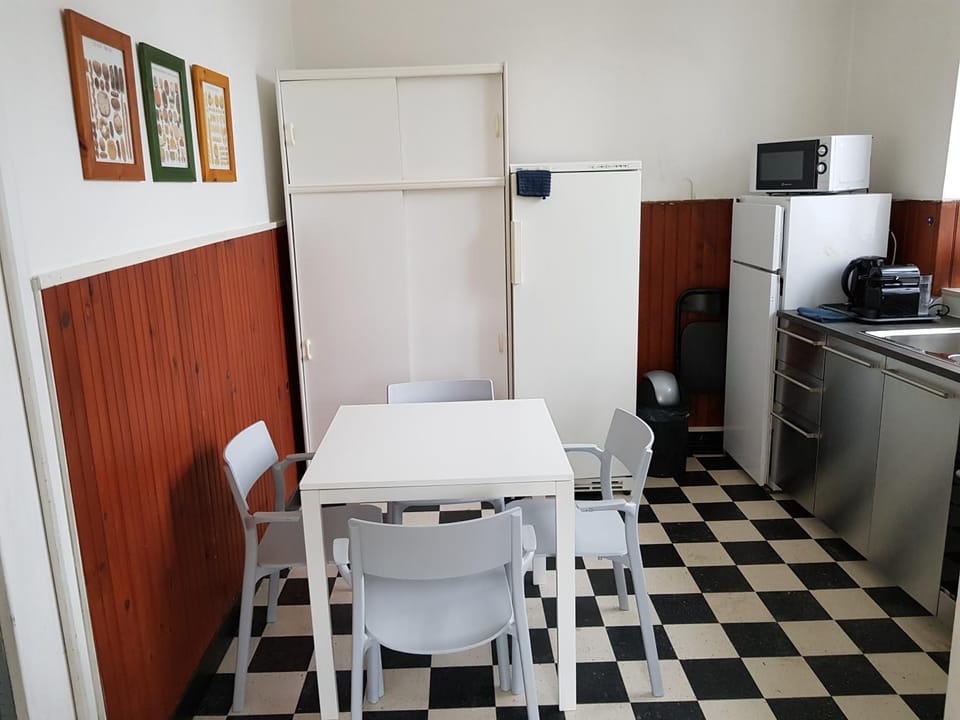 Kitchen or kitchenette, Dining area, minibar