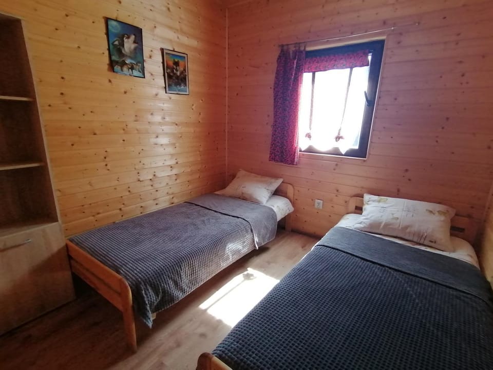 Domki Złota Rybka nad Jeziorem Solińskim jacuzzi Chalet in Slovakia