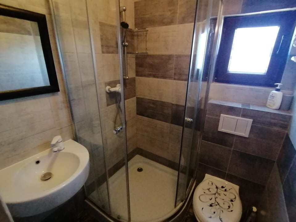 Domki Złota Rybka nad Jeziorem Solińskim jacuzzi Chalet in Slovakia