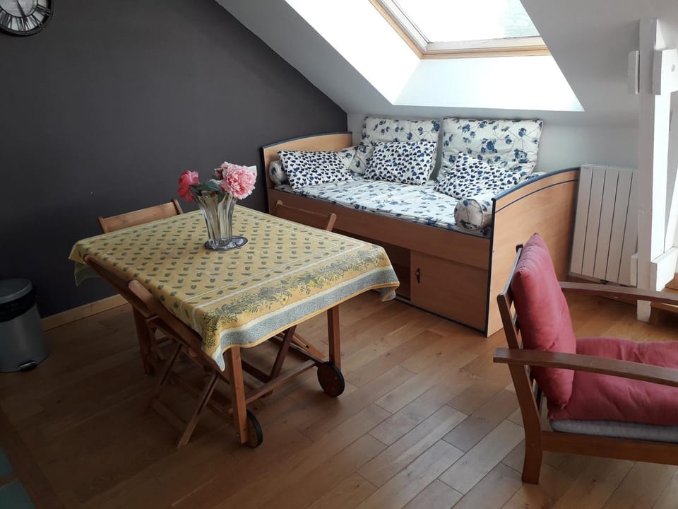 Bed, Dining area