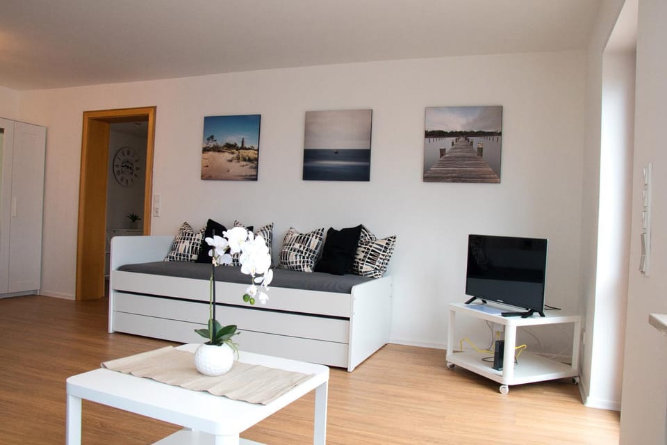 Bed, TV and multimedia, Coffee/tea facilities, Living room, Decorative detail, Decorative detail, Seating area, Dining area, Bedroom