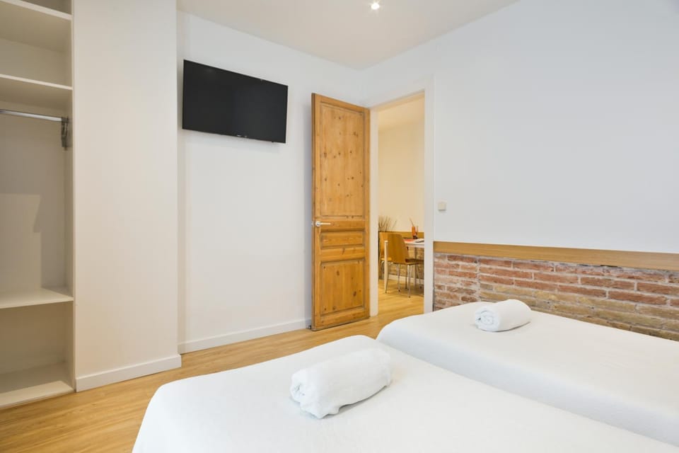 Bed, TV and multimedia, Photo of the whole room, Bedroom