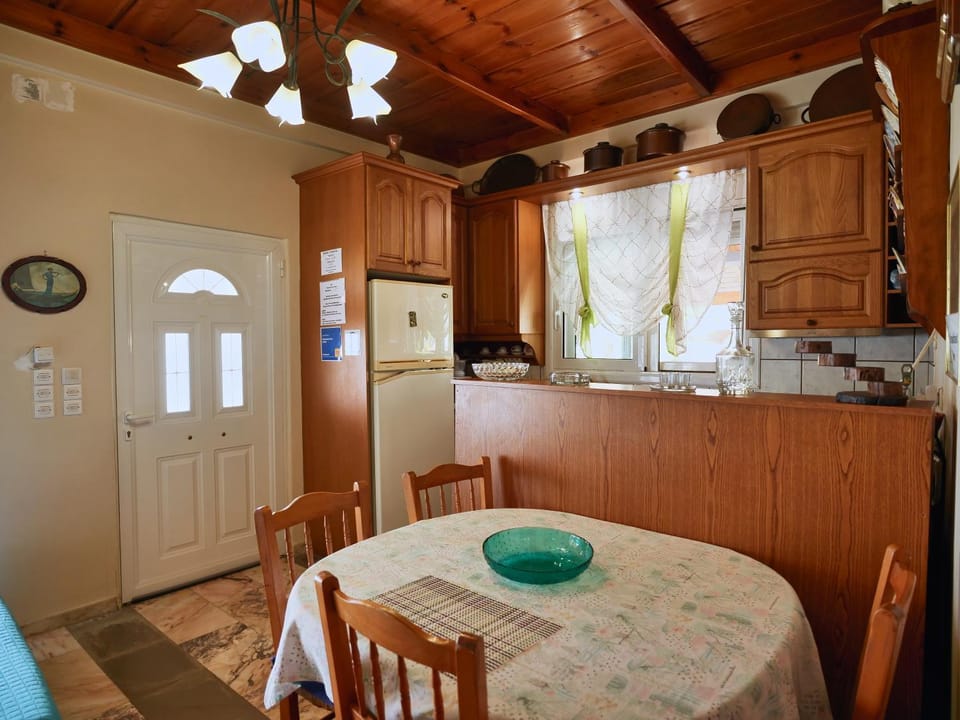 Kitchen or kitchenette, Dining area, stove