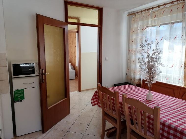 Kitchen or kitchenette, Dining area, minibar