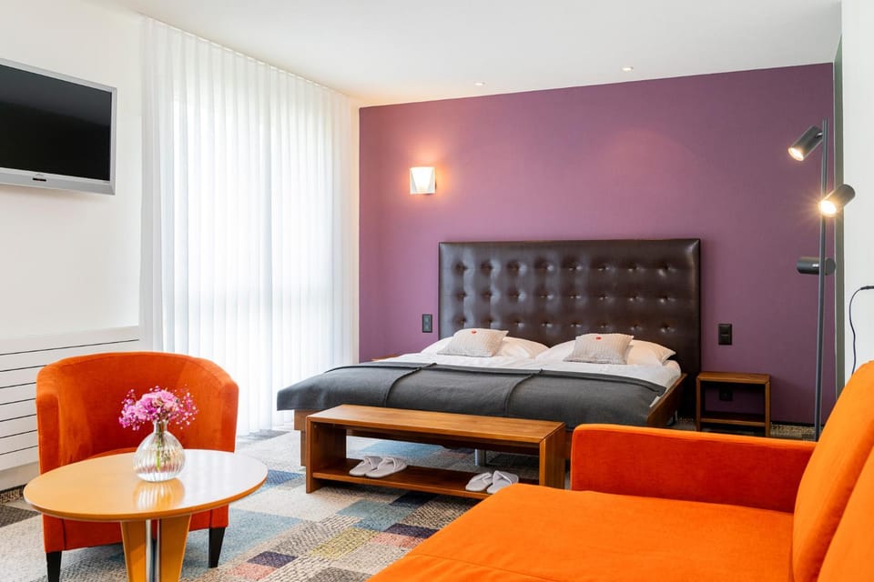 Shower, Toilet, Bed, Garden, Seating area, Bedroom, Garden view