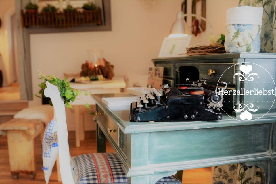 Photo of the whole room, Decorative detail