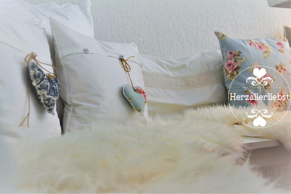 Photo of the whole room, Decorative detail