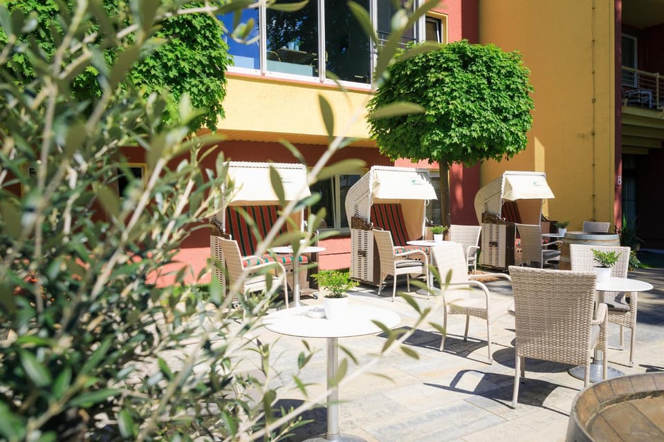 Restaurant/places to eat, Garden, Balcony/Terrace, Drinks