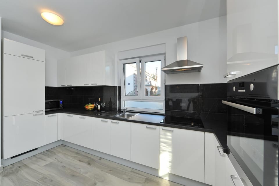Kitchen or kitchenette, dishwasher, oven, stove