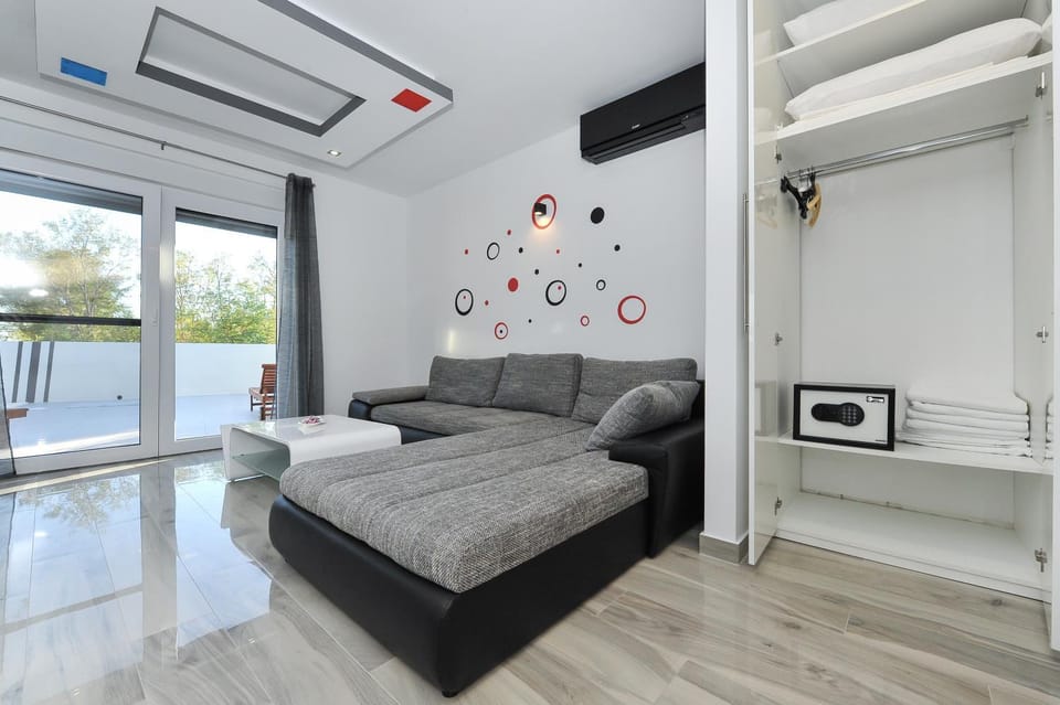TV and multimedia, Living room, Seating area, air conditioner