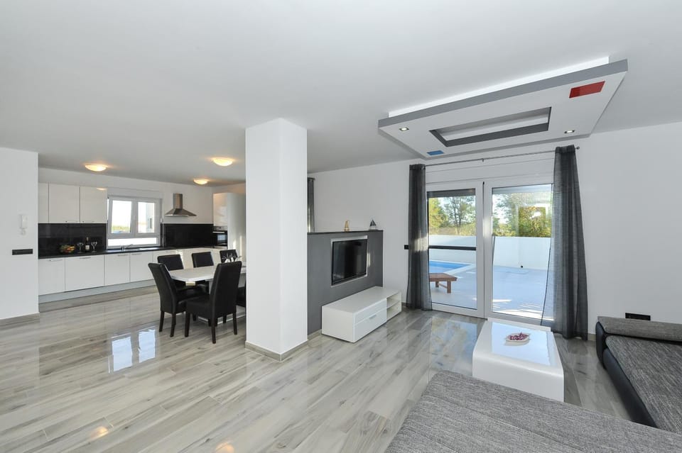 Kitchen or kitchenette, Dining area, dishwasher, oven, stove, toaster, air conditioner