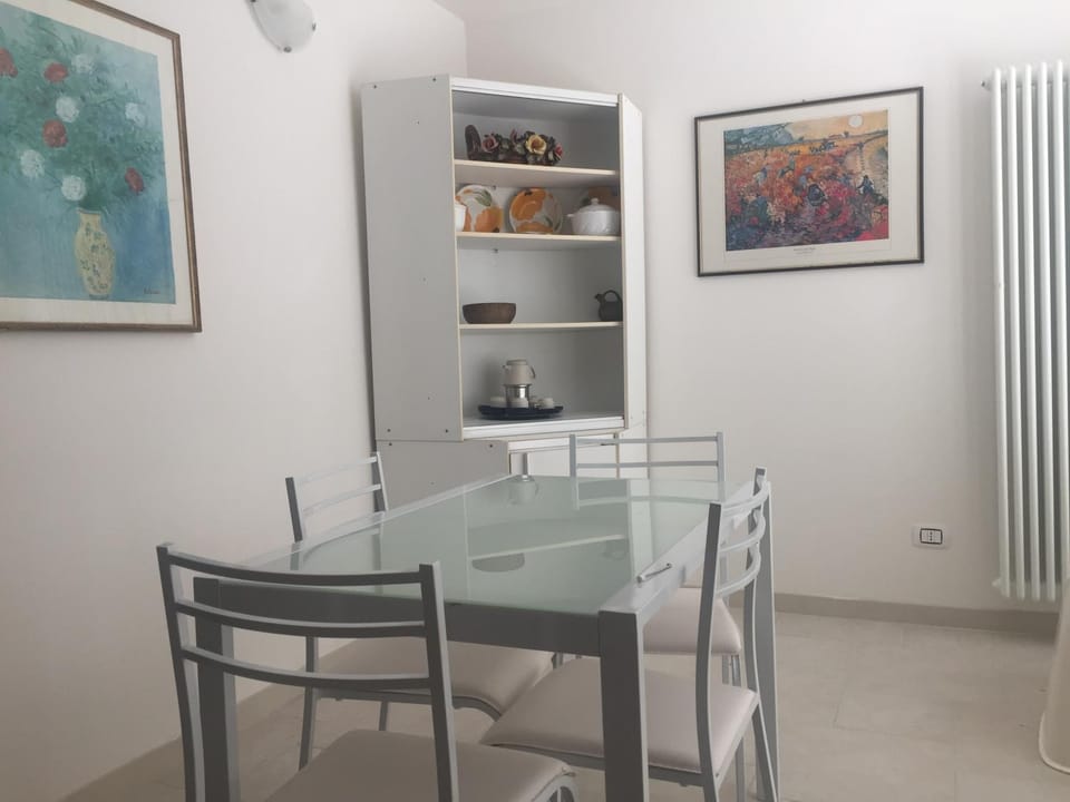 Photo of the whole room, Dining area
