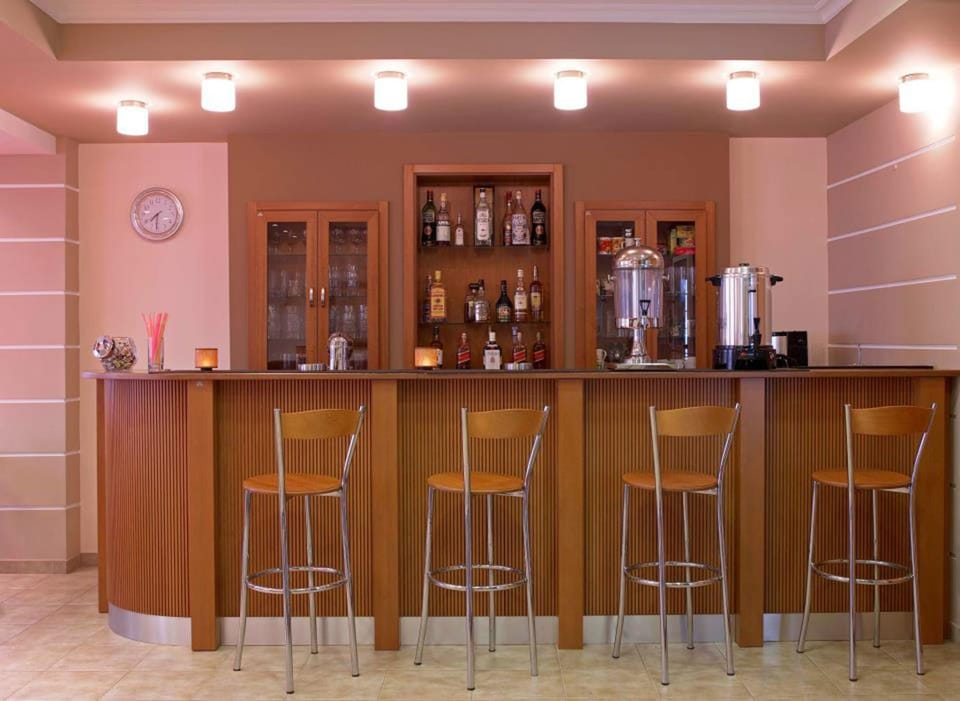 Lounge or bar, Food and drinks