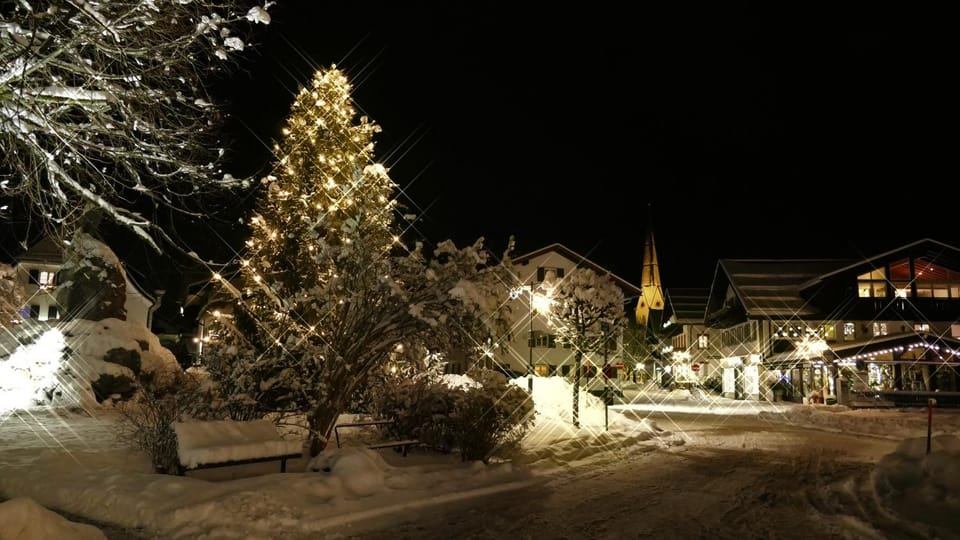 Restaurant/places to eat, Neighbourhood, Winter, Supermarket/grocery shop, Shopping Area