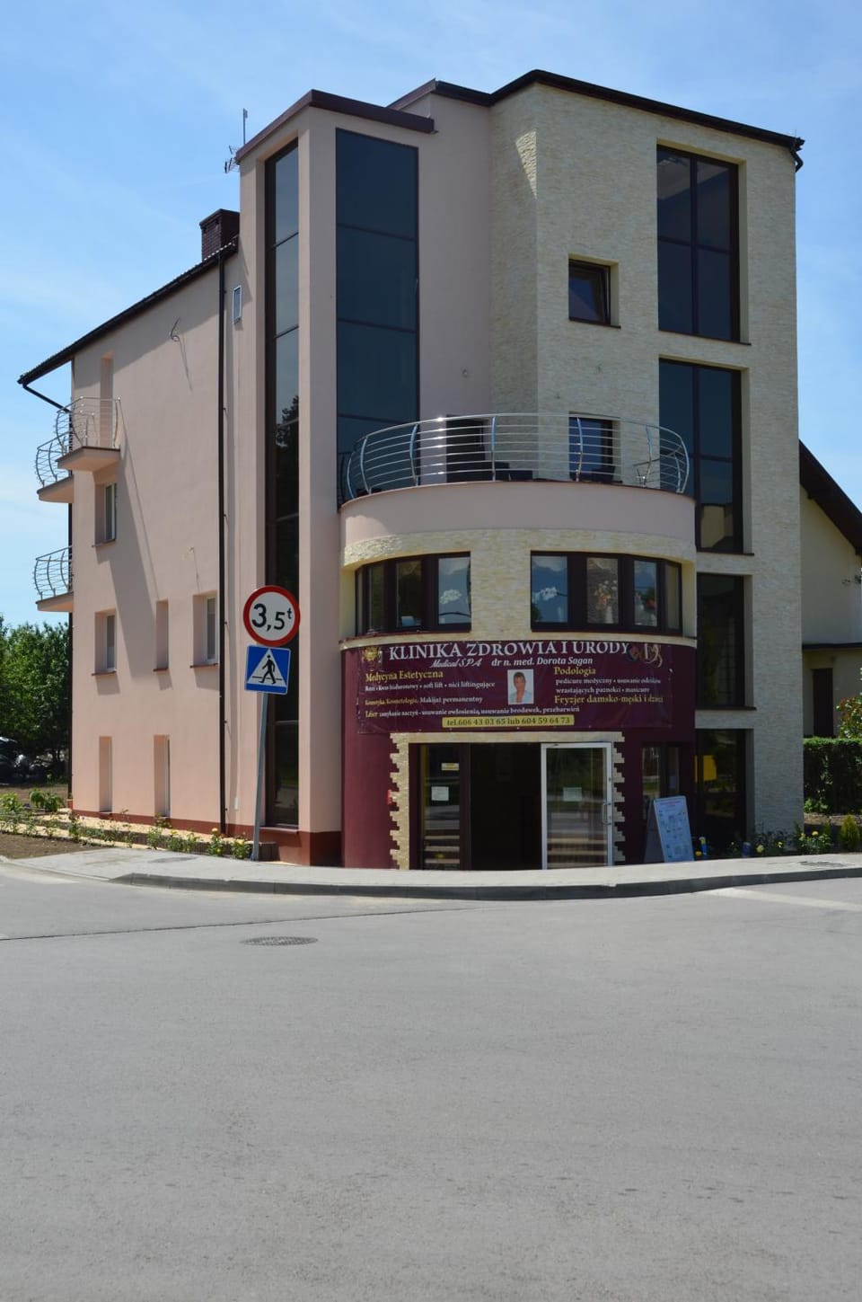 Facade/entrance