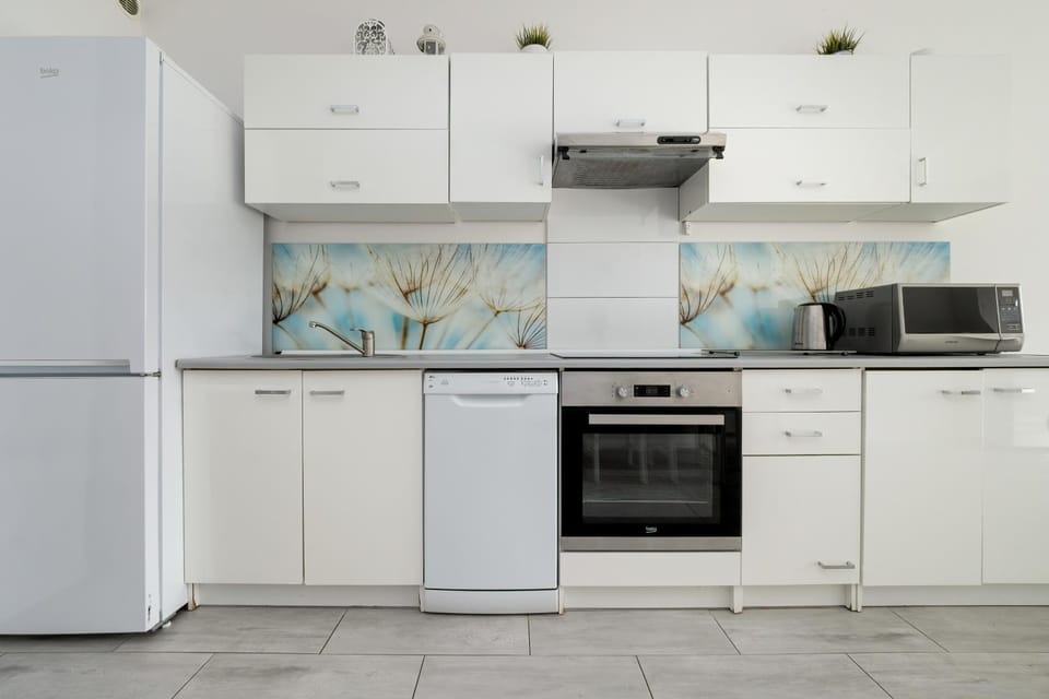 Coffee/tea facilities, Kitchen or kitchenette, stove