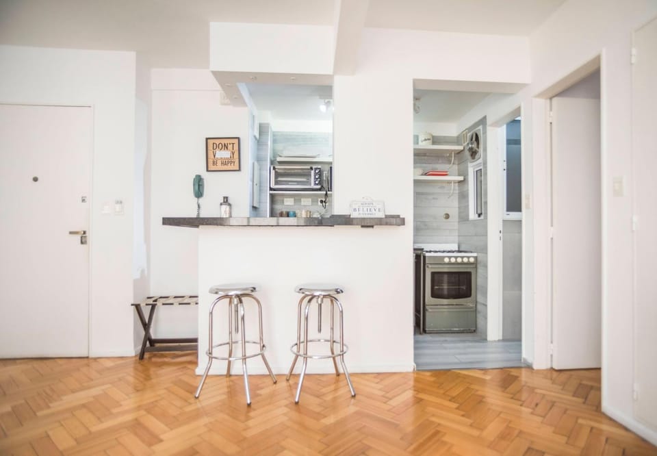 Kitchen or kitchenette, Dining area, minibar, oven