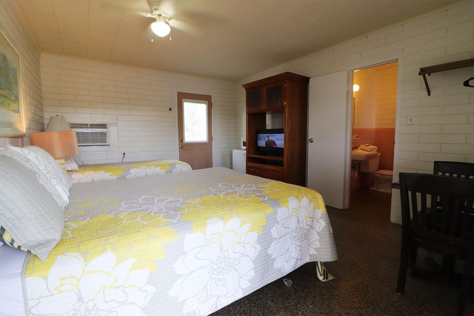 Big River Marina & Lodge Motel in Astor