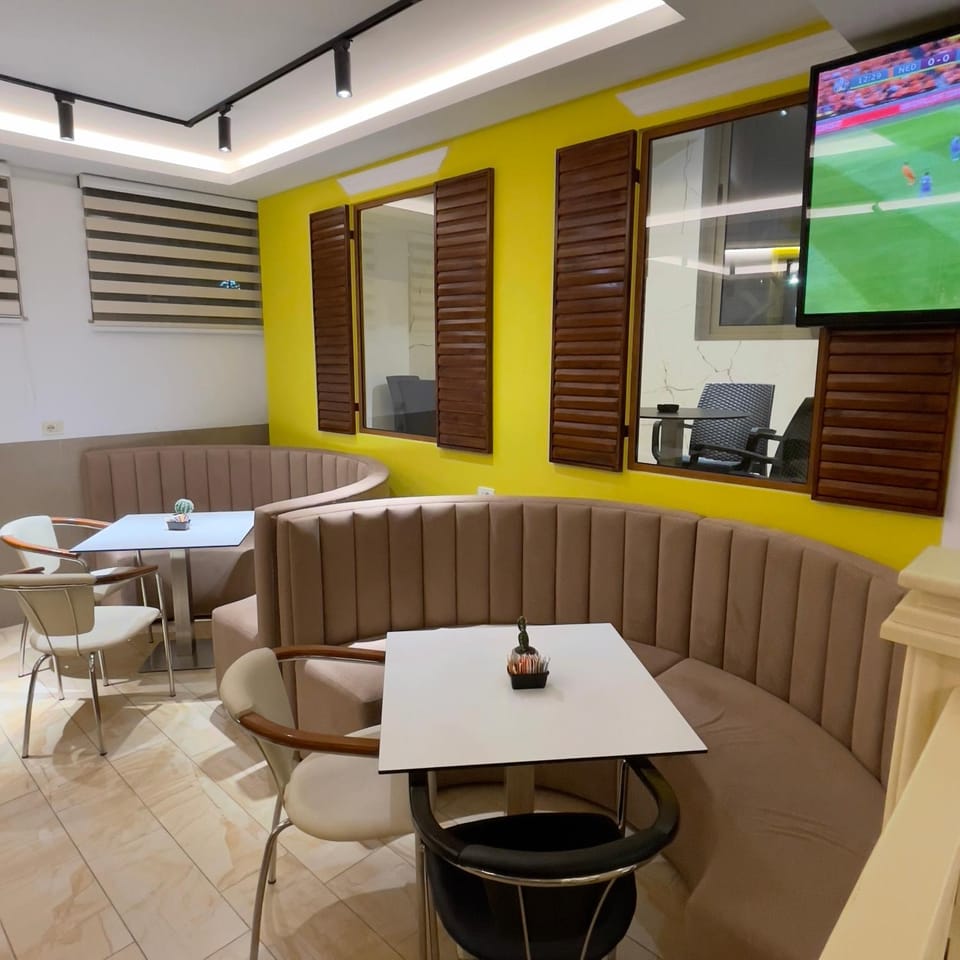 Restaurant/places to eat, TV and multimedia, Living room, Banquet/Function facilities, Seating area