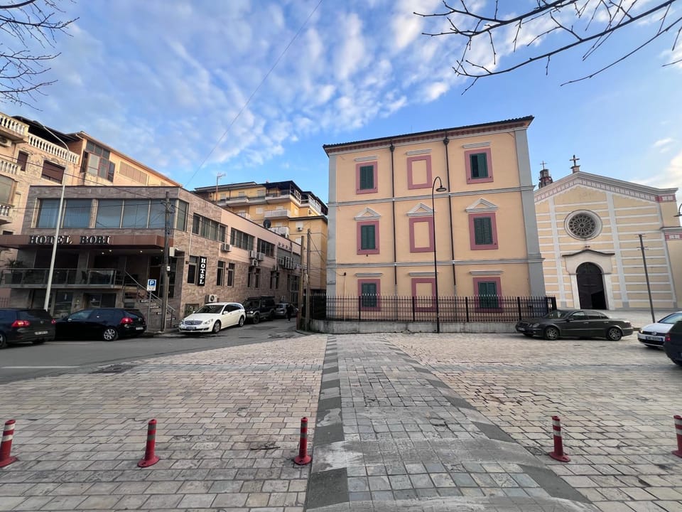 Property building, Day, Neighbourhood, Street view, Location, Parking