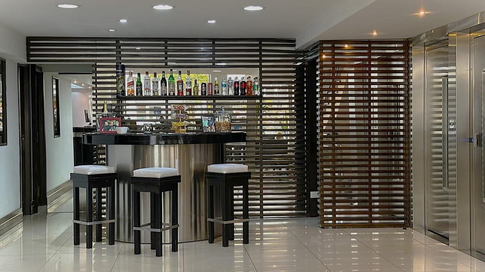 Restaurant/places to eat, Lounge or bar