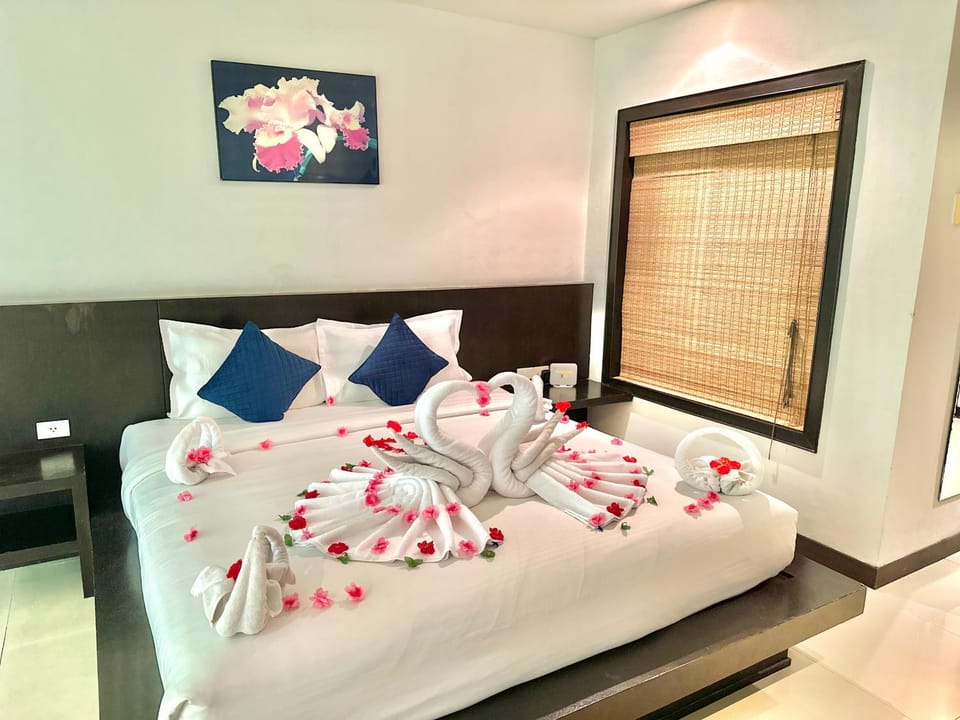 Bed, Photo of the whole room, Bedroom, towels
