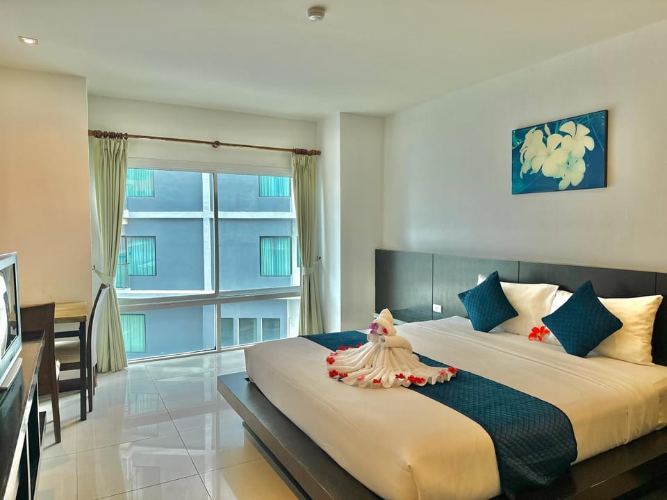 Bed, Living room, Photo of the whole room, Seating area, Bedroom